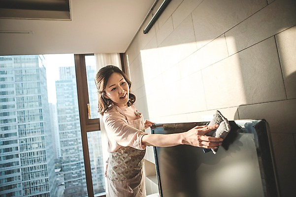 포토 JPG 우먼라이프 여자 40대 중년 가사 거실 실내 한명 서기 상반신 성인 옆모습 깨끗함 한국인 청소 주부 걸레질 중년여자한명만 국내포토 1 라이프스타일 뷰포인트 컨셉 모션 사람 동양인 내부 여자한명만 중년여자만 파일형식