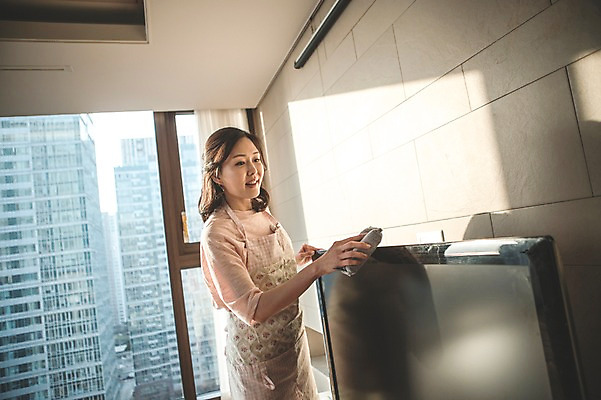 포토 JPG 우먼라이프 여자 40대 중년 가사 거실 실내 한명 서기 상반신 성인 옆모습 깨끗함 한국인 청소 주부 걸레질 중년여자한명만 국내포토 1 라이프스타일 뷰포인트 컨셉 모션 사람 동양인 내부 여자한명만 중년여자만 파일형식