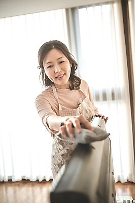 포토 JPG 우먼라이프 여자 40대 중년 가사 거실 실내 한명 서기 미소 상반신 성인 앞모습 깨끗함 한국인 청소 주부 걸레질 중년여자한명만 국내포토 1 라이프스타일 뷰포인트 컨셉 모션 표정 사람 동양인 내부 여자한명만 중년여자만 파일형식