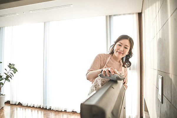 포토 JPG 우먼라이프 여자 40대 중년 가사 거실 실내 한명 서기 미소 상반신 성인 앞모습 깨끗함 한국인 청소 주부 걸레질 중년여자한명만 국내포토 1 라이프스타일 뷰포인트 컨셉 모션 표정 사람 동양인 내부 여자한명만 중년여자만 파일형식