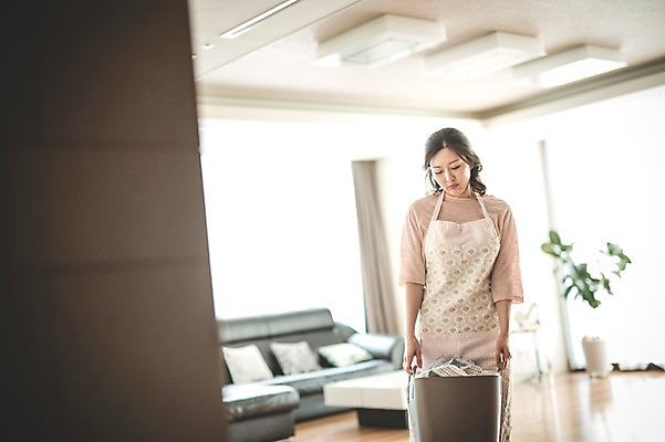 포토 JPG 우먼라이프 여자 40대 중년 가사 거실 실내 피곤 한명 들기 상반신 성인 앞모습 걷기 한국인 청소 주부 빨래통 힘듦 중년여자한명만 국내포토 1 라이프스타일 뷰포인트 컨셉 모션 사람 동양인 내부 여자한명만 중년여자만 파일형식