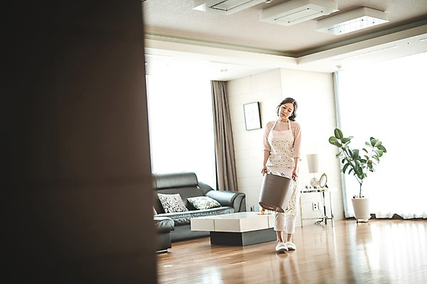 포토 JPG 전신 우먼라이프 여자 40대 중년 가사 거실 실내 피곤 한명 들기 성인 앞모습 걷기 한국인 청소 주부 빨래통 힘듦 중년여자한명만 국내포토 1 라이프스타일 뷰포인트 컨셉 모션 사람 동양인 내부 여자한명만 중년여자만 파일형식