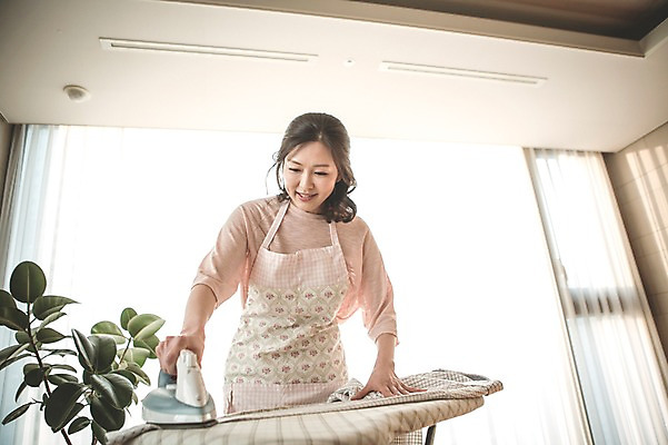 포토 JPG 우먼라이프 여자 40대 중년 셔츠 가사 실내 한명 서기 미소 상반신 성인 앞모습 깨끗함 한국인 주부 다림질 중년여자한명만 국내포토 1 라이프스타일 뷰포인트 컨셉 상의 모션 표정 사람 동양인 내부 여자한명만 중년여자만 파일형식
