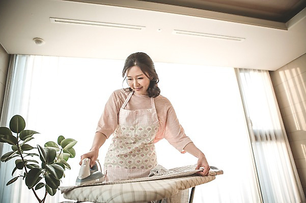 포토 JPG 우먼라이프 여자 40대 중년 셔츠 가사 실내 한명 서기 미소 상반신 성인 앞모습 깨끗함 한국인 주부 다림질 중년여자한명만 국내포토 1 라이프스타일 뷰포인트 컨셉 상의 모션 표정 사람 동양인 내부 여자한명만 중년여자만 파일형식