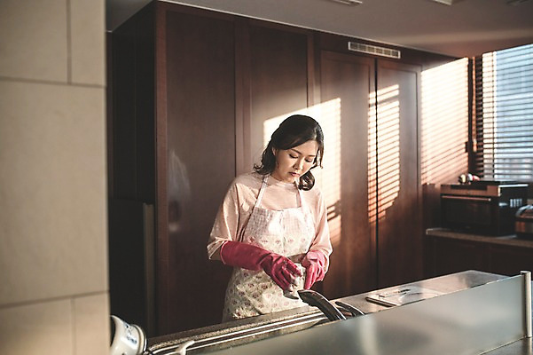 포토 JPG 우먼라이프 여자 40대 중년 실내 한명 서기 상반신 성인 앞모습 주방 깨끗함 한국인 설거지 싱크대 주부 중년여자한명만 국내포토 1 라이프스타일 뷰포인트 컨셉 가사 모션 사람 동양인 내부 개수대 여자한명만 중년여자만 파일형식