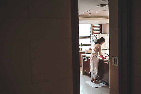 포토 JPG 전신 우먼라이프 여자 40대 중년 가사 실내 한명 서기 성인 뒷모습 주방 한국인 설거지 싱크대 주부 중년여자한명만 국내포토 1 라이프스타일 뷰포인트 모션 사람 동양인 내부 개수대 여자한명만 중년여자만 파일형식