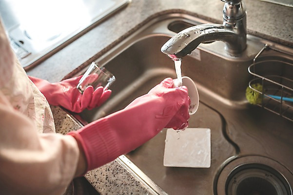 포토 JPG 우먼라이프 손 여자 40대 중년 가사 실내 한명 서기 상반신 성인 신체부위 컵 주방 한국인 설거지 싱크대 주부 고무장갑 중년여자한명만 국내포토 1 라이프스타일 식기 장갑 모션 사람 동양인 내부 개수대 고무 여자한명만 중년여자만 파일형식