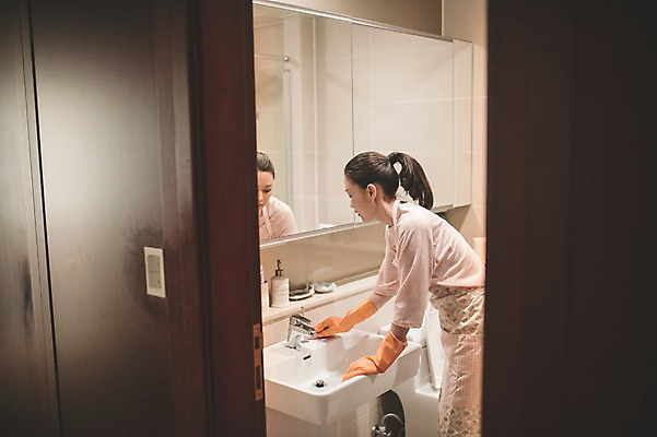 포토 JPG 우먼라이프 여자 40대 중년 실내 피곤 한명 서기 상반신 성인 옆모습 한국인 청소 세면대 화장실 주부 힘듦 중년여자한명만 국내포토 1 라이프스타일 뷰포인트 컨셉 모션 사람 동양인 내부 여자한명만 중년여자만 파일형식