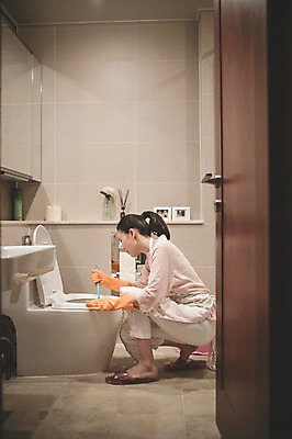 포토 JPG 전신 우먼라이프 여자 40대 중년 실내 피곤 한명 앉기 성인 옆모습 한국인 청소 화장실 주부 변기 힘듦 중년여자한명만 국내포토 1 라이프스타일 뷰포인트 컨셉 모션 사람 동양인 내부 여자한명만 중년여자만 파일형식