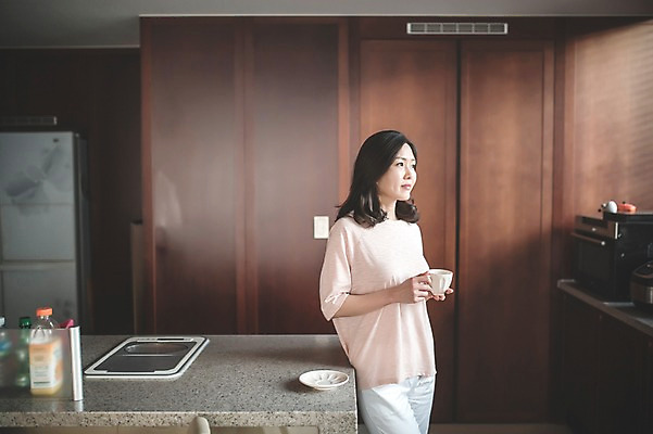 포토 JPG 우먼라이프 여자 커피 40대 중년 티타임 휴식 실내 한명 서기 들기 상반신 성인 옆모습 주방 한국인 주부 안식처 중년여자한명만 국내포토 1 라이프스타일 음료 뷰포인트 컨셉 모션 사람 동양인 내부 여자한명만 중년여자만 파일형식
