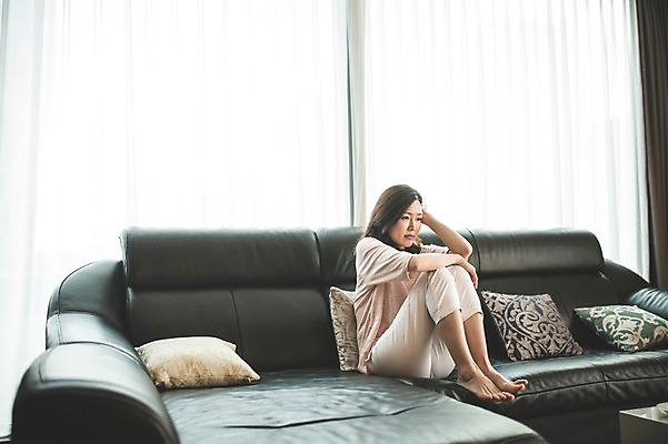 포토 JPG 전신 우먼라이프 여자 40대 중년 거실 실내 한명 앉기 성인 앞모습 소파 한국인 슬픔 주부 우울증 중년여자한명만 PTSD 국내포토 1 라이프스타일 감정 뷰포인트 의자 모션 사람 동양인 내부 질병 여자한명만 중년여자만 파일형식