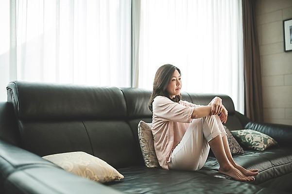 포토 JPG 전신 우먼라이프 여자 40대 중년 거실 실내 한명 앉기 성인 앞모습 소파 한국인 슬픔 주부 우울증 중년여자한명만 PTSD 국내포토 1 라이프스타일 감정 뷰포인트 의자 모션 사람 동양인 내부 질병 여자한명만 중년여자만 파일형식