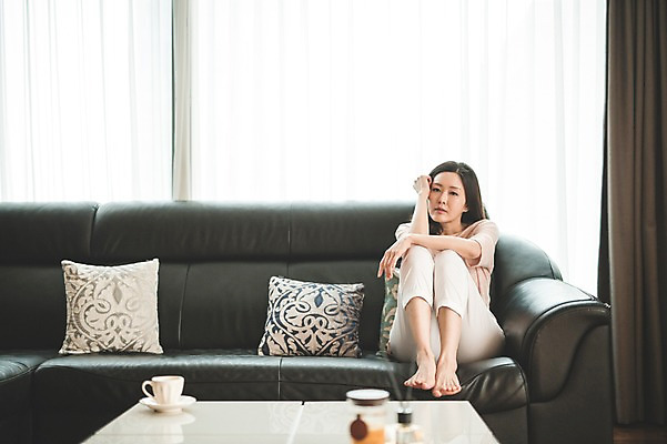 포토 JPG 전신 우먼라이프 여자 40대 중년 거실 실내 한명 앉기 성인 앞모습 소파 한국인 슬픔 주부 우울증 중년여자한명만 국내포토 1 라이프스타일 감정 뷰포인트 의자 모션 사람 동양인 내부 질병 여자한명만 중년여자만 파일형식