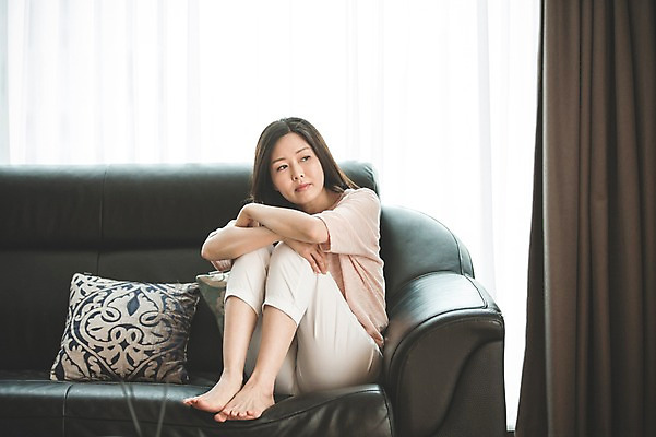 포토 JPG 전신 우먼라이프 여자 40대 중년 거실 실내 한명 앉기 성인 앞모습 소파 한국인 슬픔 주부 우울증 중년여자한명만 PTSD 국내포토 1 라이프스타일 감정 뷰포인트 의자 모션 사람 동양인 내부 질병 여자한명만 중년여자만 파일형식