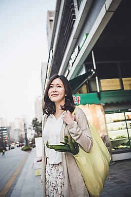 포토 JPG 주간 우먼라이프 여자 40대 중년 한명 서기 미소 들기 상반신 성인 야외 앞모습 장보기 한국인 주부 시장바구니 중년여자한명만 국내포토 자연요소 1 라이프스타일 뷰포인트 모션 표정 사람 동양인 바구니 여자한명만 중년여자만 파일형식