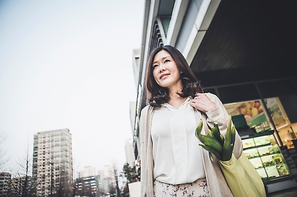 포토 JPG 주간 우먼라이프 여자 40대 중년 한명 서기 미소 들기 상반신 성인 야외 앞모습 장보기 한국인 주부 시장바구니 중년여자한명만 국내포토 자연요소 1 라이프스타일 뷰포인트 모션 표정 사람 동양인 바구니 여자한명만 중년여자만 파일형식