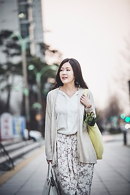 포토 JPG 주간 우먼라이프 여자 40대 중년 한명 들기 상반신 성인 야외 앞모습 장보기 걷기 한국인 주부 시장바구니 중년여자한명만 국내포토 자연요소 1 라이프스타일 뷰포인트 모션 사람 동양인 바구니 여자한명만 중년여자만 파일형식