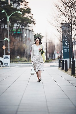 포토 JPG 주간 전신 우먼라이프 여자 40대 중년 한명 들기 성인 야외 앞모습 장보기 걷기 한국인 주부 시장바구니 중년여자한명만 국내포토 자연요소 1 라이프스타일 뷰포인트 모션 사람 동양인 바구니 여자한명만 중년여자만 파일형식