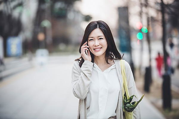 포토 JPG 주간 우먼라이프 여자 40대 중년 한명 서기 미소 들기 상반신 성인 야외 앞모습 장보기 한국인 주부 통화 시장바구니 중년여자한명만 국내포토 자연요소 1 라이프스타일 뷰포인트 모션 표정 사람 동양인 바구니 여자한명만 중년여자만 파일형식