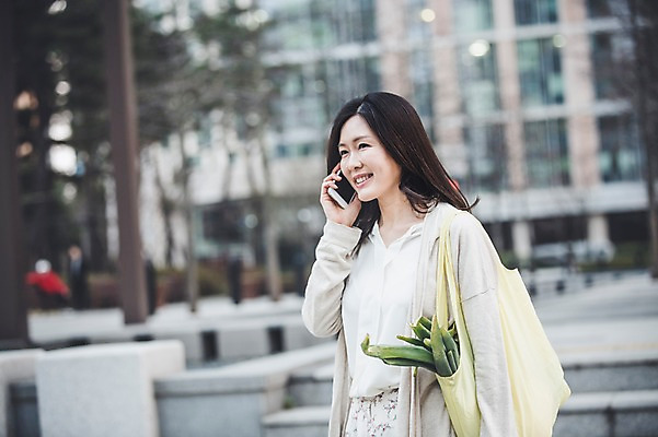 포토 JPG 주간 우먼라이프 여자 40대 중년 한명 서기 미소 들기 상반신 성인 야외 옆모습 장보기 한국인 주부 통화 시장바구니 중년여자한명만 국내포토 자연요소 1 라이프스타일 뷰포인트 모션 표정 사람 동양인 바구니 여자한명만 중년여자만 파일형식