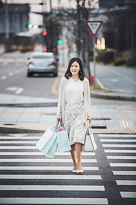 포토 JPG 주간 전신 우먼라이프 여자 여유 40대 중년 거리 한명 들기 성인 야외 앞모습 쇼핑 쇼핑백 걷기 한국인 횡단보도 주부 길건너기 중년여자한명만 국내포토 자연요소 1 라이프스타일 감정 뷰포인트 가방 모션 사람 동양인 보행로 건너기 여자한명만 중년여자만 파일형식