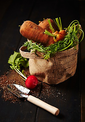 포토 JPG 스튜디오촬영 채소 실내 사람없음 바구니 여러개 흙 당근 신선 모종삽 적환무 국내포토 다수 뿌리채소 내부 무 삽 파일형식