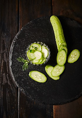 포토 JPG 스튜디오촬영 채소 오이 실내 사람없음 하이앵글 신선 슬라이스 유리그릇 스톤플레이트 국내포토 그릇 접시 뷰포인트 유리 내부 파일형식