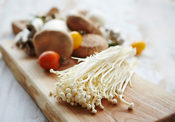 포토 JPG 스튜디오촬영 채소 도마 실내 사람없음 아웃포커스 신선 팽이버섯 나무접시 국내포토 접시 주방용품 촬영기법 내부 버섯 파일형식