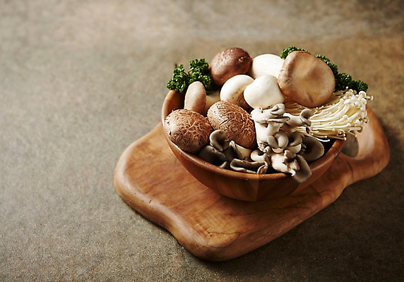 포토 JPG 스튜디오촬영 채소 실내 파슬리 사람없음 바구니 버섯 다양 신선 양송이 팽이버섯 표고버섯 느타리버섯 국내포토 다수 내부 파일형식