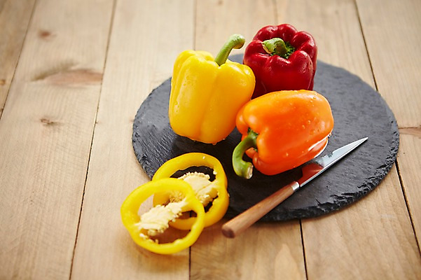 포토 JPG 스튜디오촬영 채소 파프리카 실내 사람없음 빨간색 노란색 주황색 여러개 신선 나이프 슬라이스 스톤플레이트 국내포토 식기 접시 컬러 다수 내부 칼 파일형식