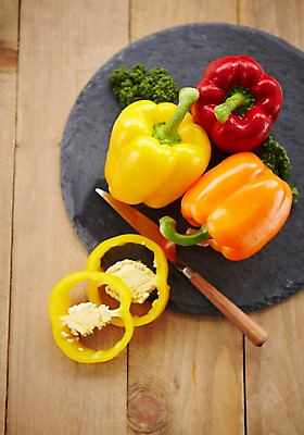 포토 JPG 스튜디오촬영 채소 파프리카 실내 사람없음 빨간색 노란색 주황색 여러개 신선 나이프 슬라이스 스톤플레이트 국내포토 식기 접시 컬러 다수 내부 칼 파일형식