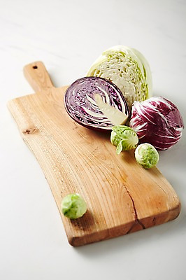 포토 JPG 스튜디오촬영 채소 실내 사람없음 신선 슬라이스 나무도마 방울양배추 적양배추 국내포토 도마 내부 목재 양배추 파일형식