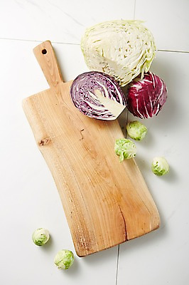 포토 JPG 스튜디오촬영 채소 도마 실내 사람없음 하이앵글 신선 슬라이스 나무도마 방울양배추 적양배추 국내포토 뷰포인트 주방용품 내부 목재 양배추 파일형식