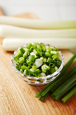 포토 JPG 스튜디오촬영 채소 도마 실내 사람없음 아웃포커스 신선 슬라이스 유리그릇 파 대파 쪽파 나무도마 국내포토 그릇 유리 주방용품 촬영기법 내부 목재 파일형식