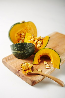 포토 JPG 스튜디오촬영 채소 실내 사람없음 숟가락 신선 슬라이스 나무숟가락 단호박 나무도마 국내포토 호박 도마 수저 내부 목재 파일형식