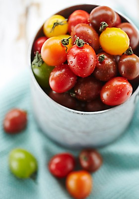 포토 JPG 스튜디오촬영 채소 방울토마토 실내 사람없음 아웃포커스 신선 천 양철통 국내포토 토마토 촬영기법 내부 직물 파일형식