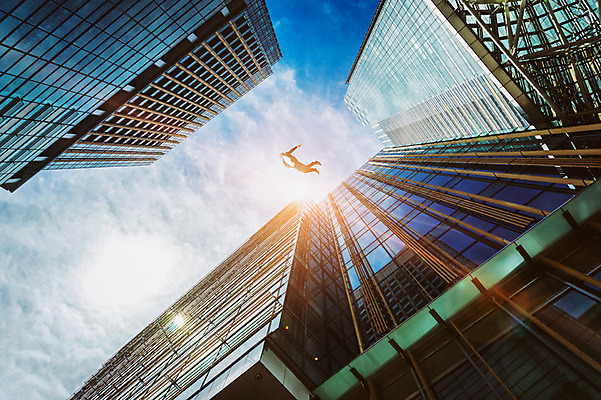 JPG 구름 편집이미지 남자 로우앵글 비즈니스 하늘 한명 빌딩 성인 비행 도시 비즈니스맨 디지털합성 디지털아트 편집실사 자연요소 1 뷰포인트 사람 건물 직장인 CG 파일형식