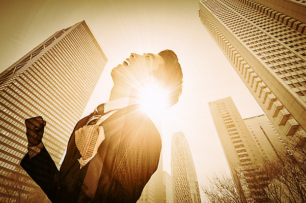 JPG 편집이미지 남자 비즈니스 한명 빌딩 성인 햇빛 파이팅 한국인 도시 비즈니스맨 디지털합성 디지털아트 다중노출 편집실사 1 모션 촬영기법 사람 동양인 건물 태양 직장인 CG 파일형식