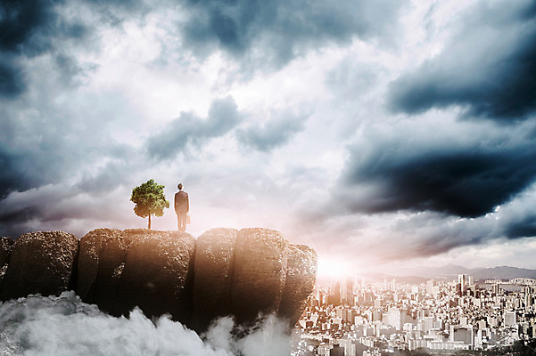 JPG 나무 편집이미지 남자 비즈니스 한명 빌딩 성인 빛 도시 비즈니스맨 언덕 디지털합성 먹구름 디지털아트 편집실사 식물 1 사람 건물 직장인 CG 파일형식 구름_자연