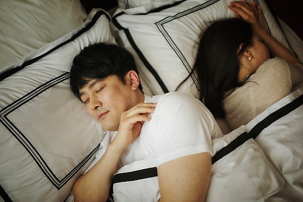 포토 JPG 부부 여자 남자 40대 중년 남편 휴식 실내 상반신 성인 두명 눕기 침실 한국인 등돌리기 아내 잠 주부 부부라이프 성인만 국내포토 라이프스타일 커플 컨셉 모션 사람 동양인 내부 파일형식