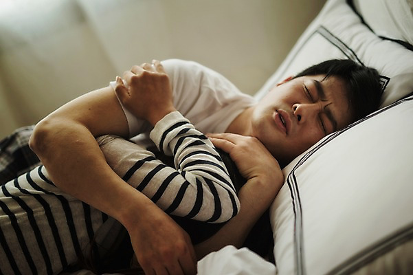 포토 JPG 여자 남자 딸 40대 중년 가족 안기 청소년 실내 상반신 성인 두명 옆모습 10대 캐주얼 눕기 침실 한국인 기상 침대 가족라이프 찡그림 아빠 부녀 국내포토 라이프스타일 옷 뷰포인트 가구 관계 모션 표정 사람 동양인 내부 파일형식