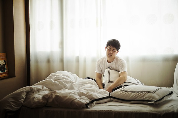 포토 JPG 남자 맨라이프 40대 중년 실내 피곤 한명 앉기 상반신 성인 앞모습 침실 한국인 기상 침대 중년남자한명만 국내포토 1 라이프스타일 뷰포인트 가구 컨셉 모션 사람 동양인 내부 남자한명만 중년남자만 파일형식