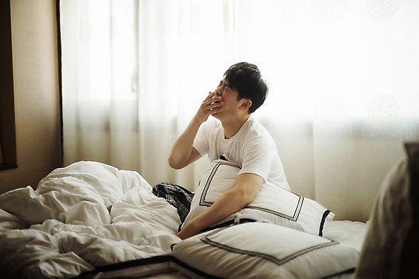 포토 JPG 남자 맨라이프 40대 중년 실내 피곤 한명 앉기 상반신 성인 앞모습 침실 한국인 기상 침대 하품 중년남자한명만 국내포토 1 라이프스타일 뷰포인트 가구 컨셉 모션 사람 동양인 내부 생리현상 남자한명만 중년남자만 파일형식