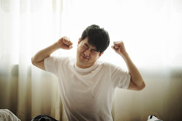 포토 JPG 남자 맨라이프 40대 중년 실내 피곤 한명 앉기 상반신 성인 앞모습 침실 한국인 기상 침대 찡그림 기지개 중년남자한명만 국내포토 1 라이프스타일 뷰포인트 가구 컨셉 모션 표정 사람 동양인 내부 남자한명만 중년남자만 파일형식