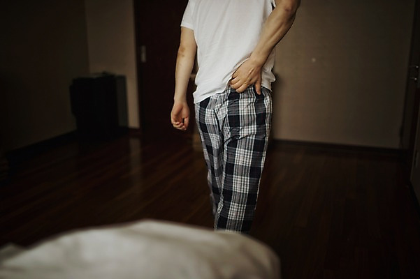 포토 JPG 남자 맨라이프 40대 중년 실내 한명 성인 뒷모습 걷기 침실 한국인 기상 엉덩이 중년남자한명만 국내포토 1 라이프스타일 뷰포인트 모션 사람 동양인 내부 신체부위 남자한명만 중년남자만 파일형식