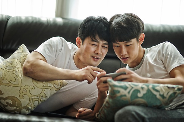 포토 JPG 응시 남자 아들 남학생 40대 중년 가족 청소년 휴식 실내 들기 앉기 상반신 두명 앞모습 10대 캐주얼 스마트폰 소파 화목 한국인 가족라이프 아빠 즐거움 부자지간 남자만 국내포토 학생 라이프스타일 시선 옷 감정 뷰포인트 컨셉 의자 관계 모션 사람 동양인 성인 내부 핸드폰 스마트기기 파일형식