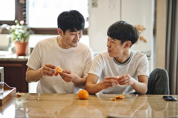 포토 JPG 남자 아들 남학생 40대 중년 가족 청소년 귤 실내 미소 앉기 상반신 성인 두명 앞모습 10대 캐주얼 주방 화목 한국인 가족라이프 아빠 먹기 즐거움 부자지간 국내포토 학생 라이프스타일 옷 감정 뷰포인트 컨셉 과일 관계 모션 표정 사람 동양인 내부 파일형식