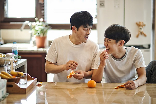 포토 JPG 남자 아들 남학생 40대 중년 가족 청소년 귤 실내 미소 앉기 상반신 성인 두명 앞모습 10대 캐주얼 주방 화목 한국인 가족라이프 아빠 먹기 즐거움 부자지간 국내포토 학생 라이프스타일 옷 감정 뷰포인트 컨셉 과일 관계 모션 표정 사람 동양인 내부 파일형식