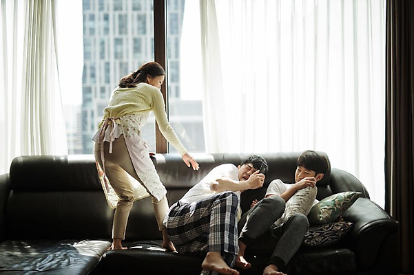 포토 JPG 전신 여자 남자 아들 40대 거실 가족 엄마 실내 서기 앉기 앞모습 뒷모습 10대 세명 소파 한국인 짜증 가족라이프 아빠 청소 주부 잔소리 국내포토 라이프스타일 감정 뷰포인트 중년 의자 관계 모션 청소년 사람 동양인 내부 파일형식