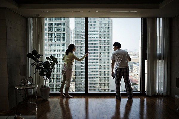 포토 JPG 전신 부부 여자 남자 40대 중년 거실 창문 남편 실내 서기 두명 뒷모습 한국인 아내 청소 주부 닦기 유리창청소 부부라이프 국내포토 라이프스타일 커플 뷰포인트 모션 사람 동양인 성인 내부 파일형식